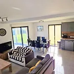 Sherman & Willy Jeep - 2 Maisons De Vacances, 4min A Pied De La - Parking Prive - Wifi Gratuit - Terrasse - Calme Σπίτι διακοπών *