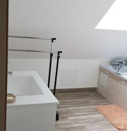 Sherman & Willy Jeep - 2 Maisons De Vacances, 4min A Pied De La - Parking Prive - Wifi Gratuit - Terrasse - Calme Holiday home *