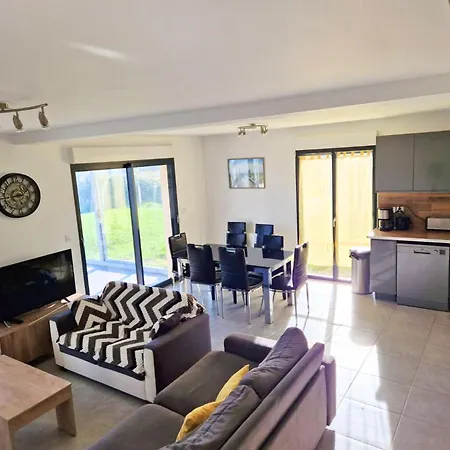 Sherman & Willy Jeep - 2 Maisons De Vacances, 4min A Pied De La - Parking Prive - Wifi Gratuit - Terrasse - Calme Holiday home *