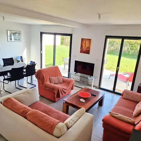 Sherman & Willy Jeep - 2 Maisons De Vacances, 4min A Pied De La - Parking Prive - Wifi Gratuit - Terrasse - Calme Holiday home