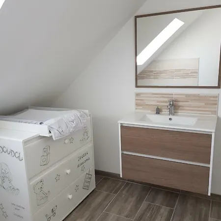 Sherman & Willy Jeep - 2 Maisons De Vacances, 4min A Pied De La - Parking Prive - Wifi Gratuit - Terrasse - Calme Holiday home